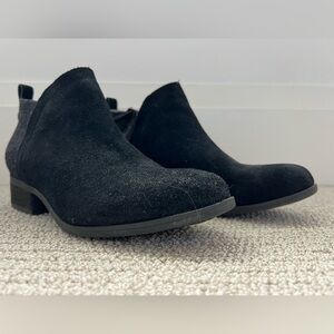 TOMS black felt ankle bootie size 8